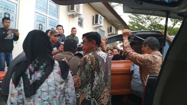 SJenazah korban lakalantas di JTTS Bakter kilometer 96 saat akan dibawa menggunakan ambulans ke rumah duka, Sabtu (19/10) | Foto : Obbie Fernando/Lampung Geh