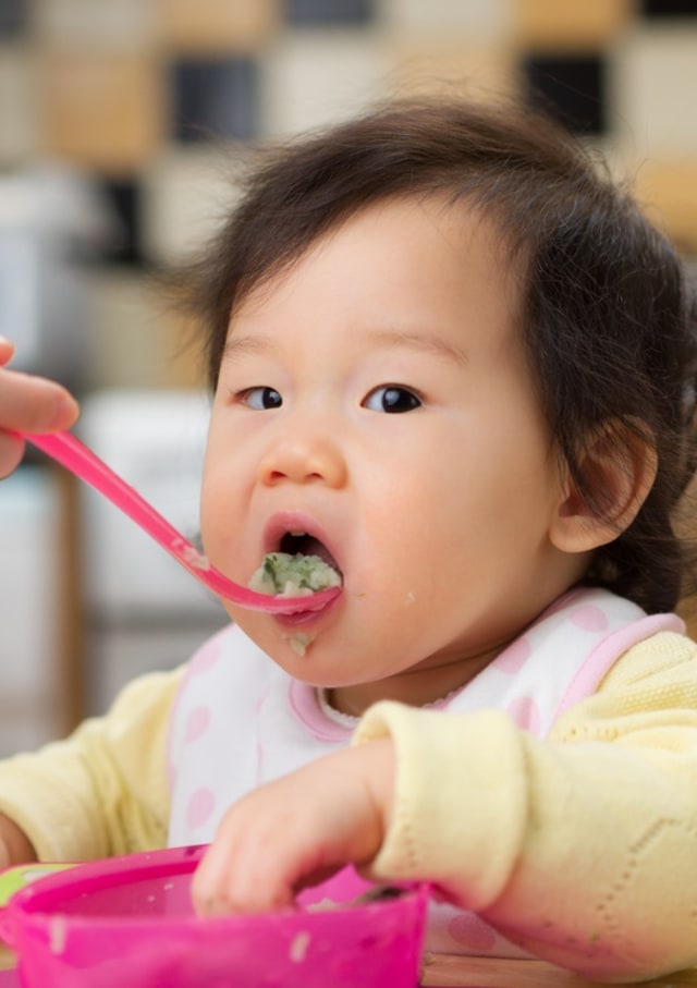 Ilustrasi bayi makan sayur. Foto: Shutterstock