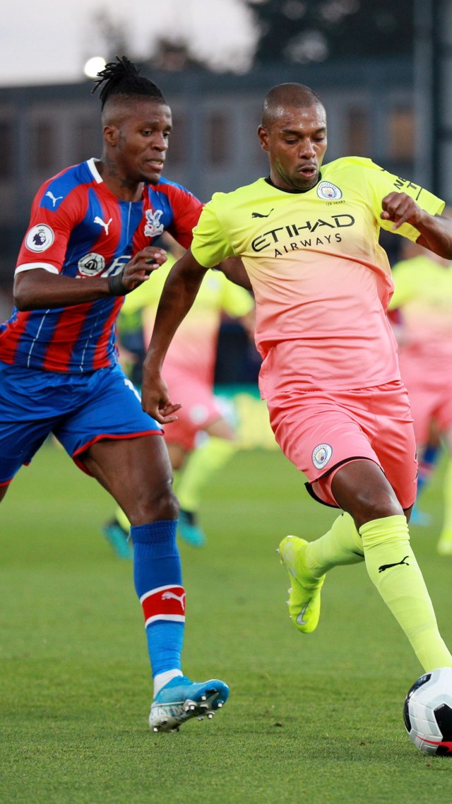 Fernandinho berduel dengan Wilfried Zaha.  Foto: REUTERS/Ian Walton