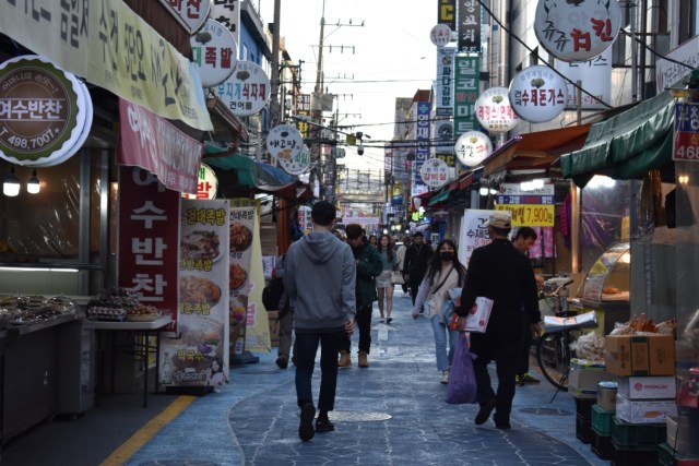 Ruas jalan salah satu pasar tradisional di Seoul, Korea. Foto: Khiththati/acehkini