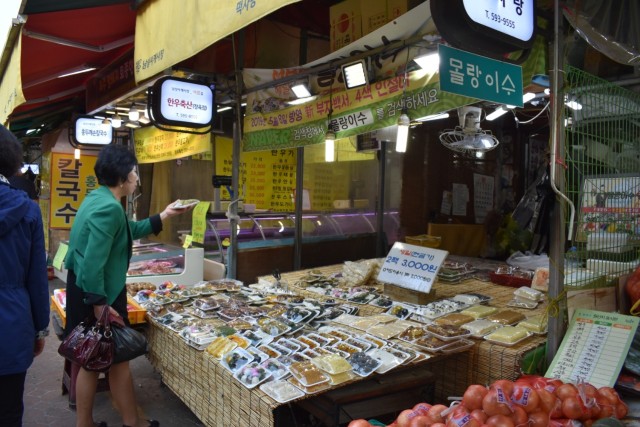 Patut Ditiru, Potret Pasar Tradisional di Seoul, Korea (843542)