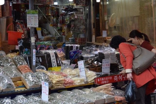 Patut Ditiru, Potret Pasar Tradisional di Seoul, Korea (843549)