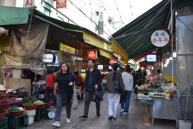 Patut Ditiru, Potret Pasar Tradisional di Seoul, Korea (843551)