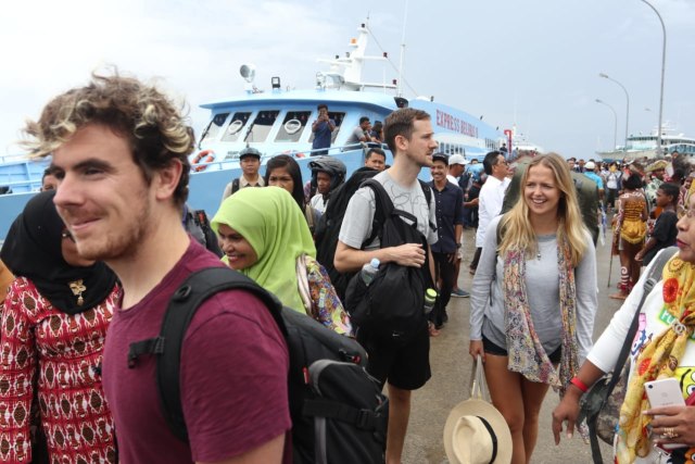 Wisatawan mancanegara yang berkunjung ke Raja Ampat dengan menggunakan kapal ferry. Foto: Aria Sankhyaadi/kumparan