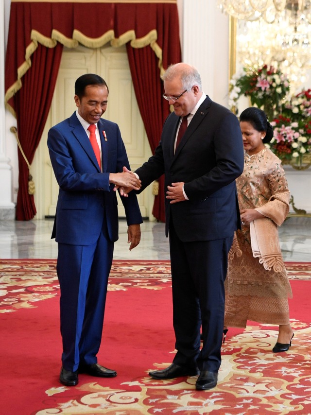 Presiden Joko Widodo (kiri) menyambut kunjungan kehormatan Perdana Menteri Australia Scott Morrison (kedua kiri) di Istana Merdeka, Jakarta. Foto:  ANTARA FOTO/Puspa Perwitasari