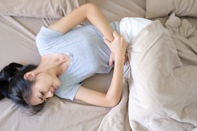 Ilustrasi posisi tidur ketika menstruasi  Foto: Shutterstock