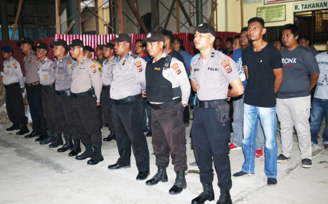 Saat jelang patroli dilakukan apel siaga sejumlah aparat kepolisian di Lapangan Apel Mapolres Jayapura Kota, Kota Jayapura pada pukul 21.00 WIT, Sabtu malam (19/10). (Foto dok: Polres Jayapura Kota)