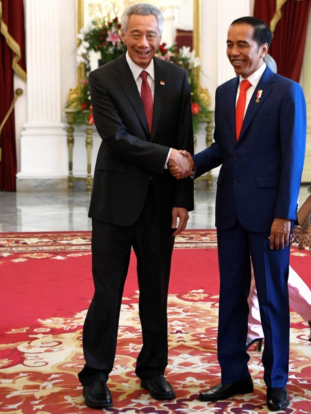 Presiden Joko Widodo (kanan) menyambut kunjungan kehormatan Perdana Menteri Republik Singapura Lee Hsien Loong di Istana Merdeka, Jakarta. Foto: ANTARA FOTO/Puspa Perwitasari