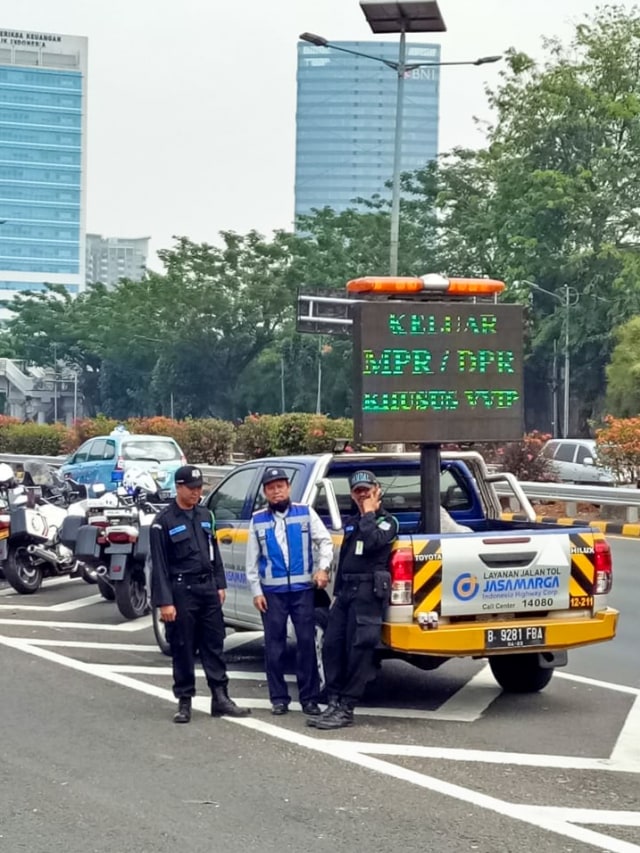 Pintu keluar tol menuju DPR MPR ditutup khusus tamu VVIP. Foto: Aprilandika Pratama/kumparan