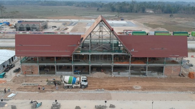 Bangunan food court tiga lantai di rest area Tol Bakter Km 87 sedang dalam pengerjaan, Kamis (17/10) | Foto : Dimas Prasetyo/Lampung Geh