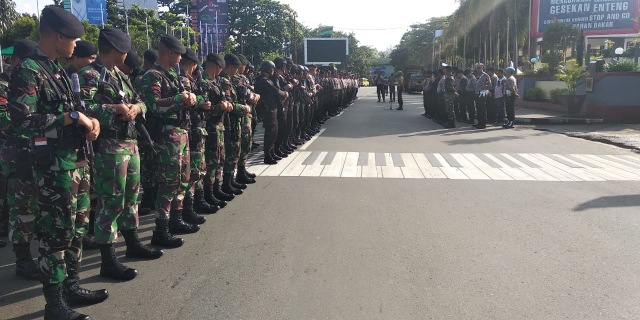 Ratusan personel TNI-Polri mengikuti apel pasukan pengamanan pelantikan presiden dan wakil presiden di depan Gong Perdamaian Ambon, Minggu (20/10) (Foto: ambonnesia)