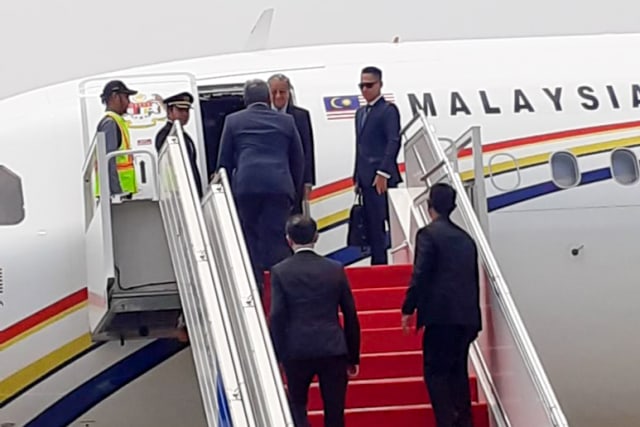 Mendes Eko Sambut Kedatangan PM Mahathir di Jakarta (46535)