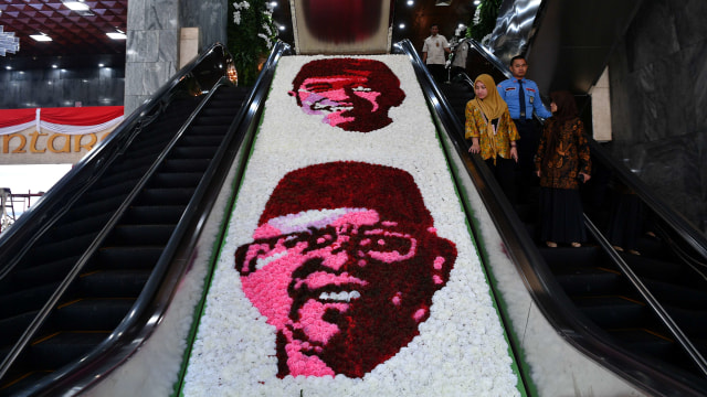 Wajah Tersenyum Jokowi Ma Ruf Amin Dalam Hiasan Bunga Di Gedung