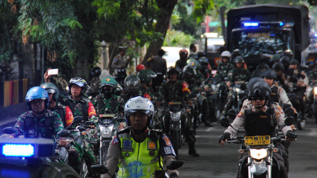 Patroli bersama TNI Polri dalam rangka menjaga keamanan di Hari pelantikan Presiden dan Wakil Presiden RI, Minggu (20/10). Foto: Dok. Humas Polda Sulteng