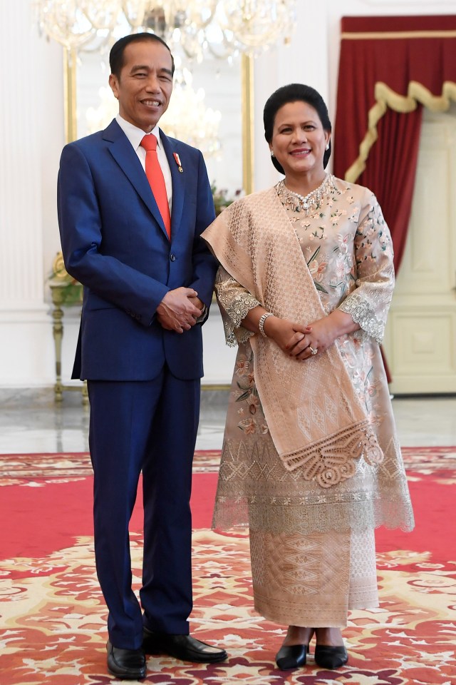 Presiden Joko Widodo (kiri) didampingi Ibu Negara Iriana Joko Widodo (kanan) berpose usai menerima sejumlah tamu negara di Istana Merdeka, Jakarta. Foto: ANTARA FOTO/Puspa Perwitasari