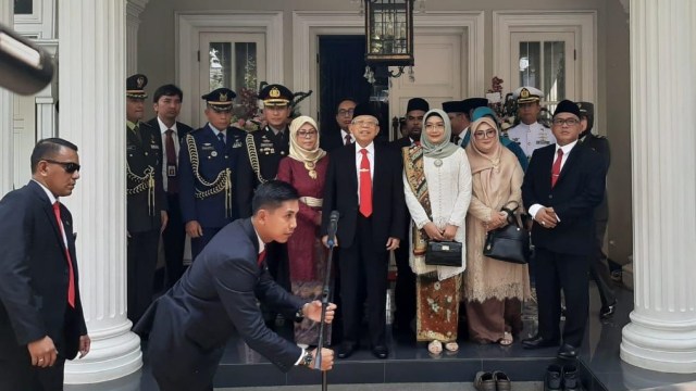 Wakil Presiden terpilih periode 2019-2024 Ma'ruf Amin (tengah) di kediamannya Jalan Situbondo, Jakarta, Minggu (20/10). 
 Foto: Dok. Istimewa