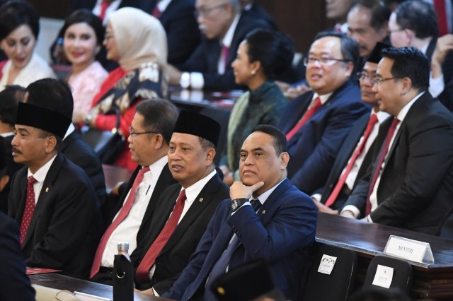 Sejumlah menteri kabinet kerja bersiap mengikuti upacara pelantikan Presiden dan Wakil Presiden di Gedung Nusantara, kompleks Parlemen, Senayan, Jakarta. Foto: ANTARA FOTO/Akbar Nugroho Gumay
