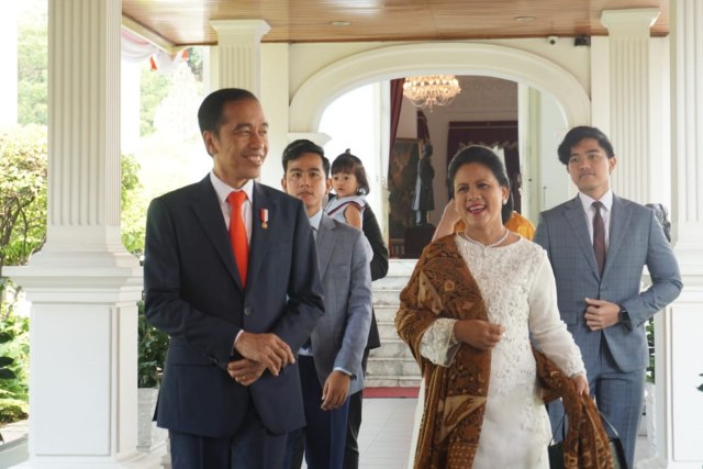 Presiden Joko Widodo bersama keluarga bersiap menuju tempat pelantikan presiden dan wakil presiden di Kompleks Parlemen, Senayan, Jakarta, Kamis (20/10).  Foto: Fahrian Saleh/kumparan 