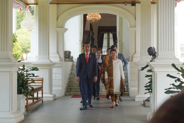 Presiden Joko Widodo bersama keluarga bersiap menuju tempat pelantikan presiden dan wakil presiden di Kompleks Parlemen, Senayan, Jakarta, Kamis (20/10).  Foto: Fahrian Saleh/kumparan 