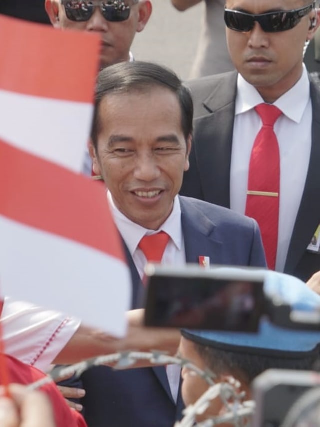 Presiden Joko Widodo menyapa masyarakat dan pendukungnya di depan Istana Negara, Jakarta, Minggu (20/10).  Foto: Helmi Afandi Abdullah/kumparan 