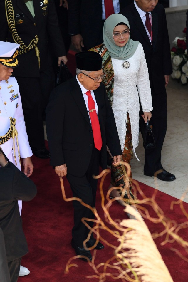 Wakil Presiden terpilih Ma’ruf Amin (tengah) sebelum mengikuti upacara pelantikan Presiden dan Wakil Presiden periode 2019-2024 di Jakarta, Minggu (20/10/2019). Foto: ANTARA FOTO/Nova Wahyudi