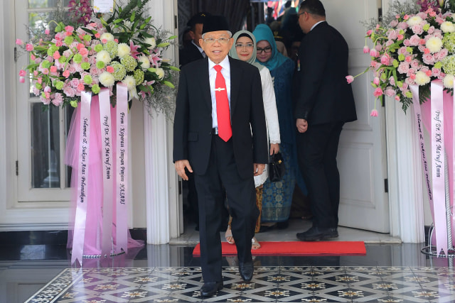 Wakil Presiden terpilih Ma’ruf Amin (tengah) sebelum mengikuti upacara pelantikan Presiden dan Wakil Presiden periode 2019-2024 di Jakarta, Minggu (20/10/2019). Foto: ANTARA FOTO/Nova Wahyudi