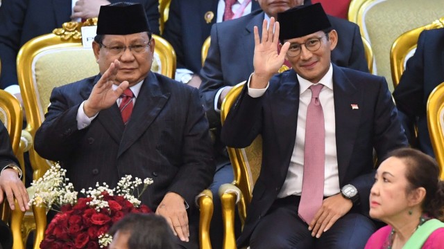 Ketua Umum Partai Gerindra Prabowo Subianto (kiri) dan Sandiaga Uno (kanan) tiba di Gedung Nusantara, kompleks Parlemen, Senayan, Jakarta, Minggu (20/10/2019). Foto: ANTARA FOTO/Akbar Nugroho Gumay