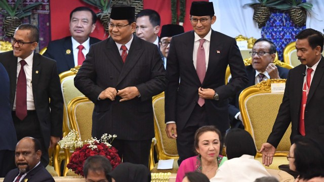 Ketua Umum Partai Gerindra Prabowo Subianto (kiri) dan Sandiaga Uno (kanan) tiba di Gedung Nusantara, kompleks Parlemen, Senayan, Jakarta, Minggu (20/10/2019). Foto: ANTARA FOTO/Akbar Nugroho Gumay