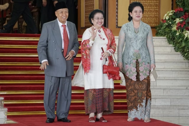 Megawati Soekarnoputri (tengah) didampingi Puan Maharani dan Hamzah Haz tiba di Kompleks Parlemen, Senayan, Jakarta, Minggu (20/10).  Foto: Iqbal Firdaus/kumparan 