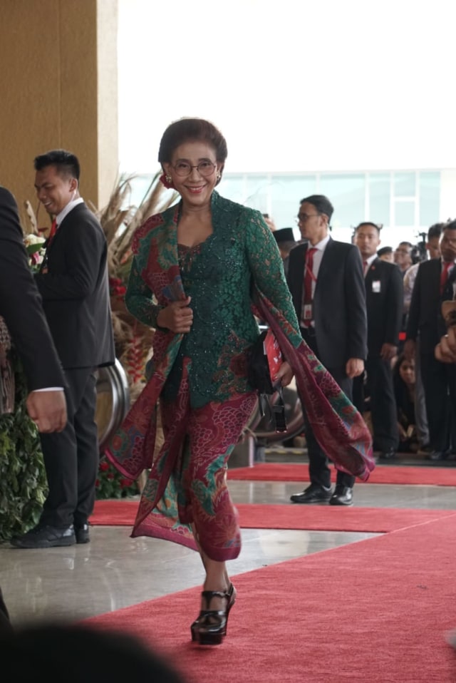 Susi Pudjiastuti tiba di Gedung Nusantara, kompleks Parlemen, Senayan, Jakarta, Minggu (20/10/2019). Foto: Iqbal Firdaus/kumparan