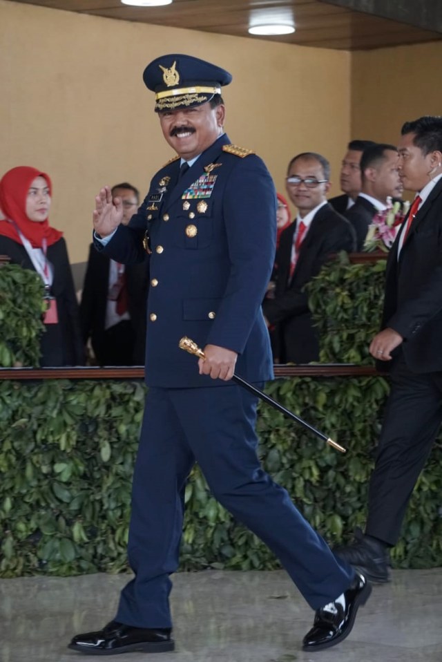 Panglima TNI Marsekal TNI Hadi Tjahjanto tiba di  Kompleks Parlemen, Senayan, Jakarta, Minggu (20/10).  Foto: Iqbal Firdaus/kumparan 