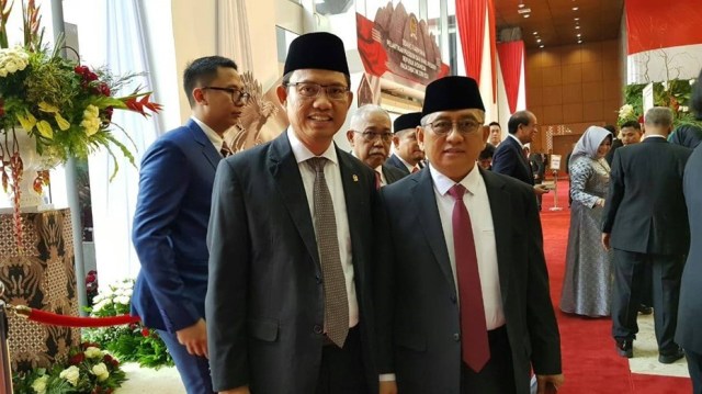 Gubernur Sulbar, Ali Baal Masdar (kanan), bersama anggota DPD asal Sulbar, Iskandar Muda Baharuddin Lopa, di pelantikan Jokowi-Ma'ruf Amin. Foto: Dok. Istimewa