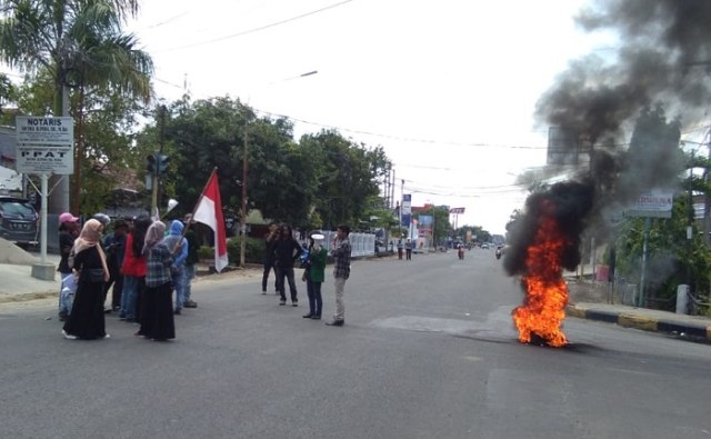 Aksi unjuk rasa Mahasiswa Pinrang di Jalan Jenderal Sudirman, Macorawalie Kecamatan Watang Sawitto, Kabupaten Pinrang. Minggu (20/10).
