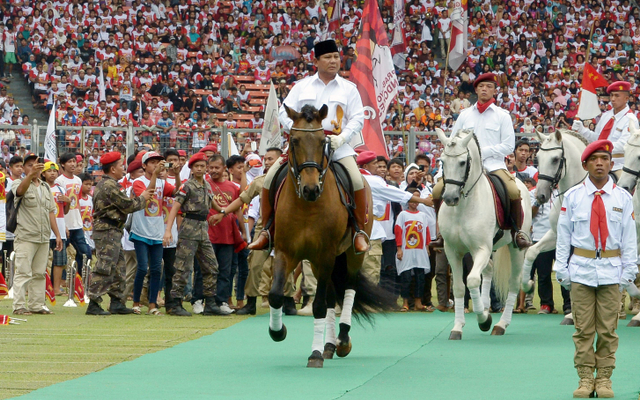 Prabowo Subianto menunggang kuda saat menghadiri kampanye di Jakarta.  Foto: AFP/ADEK BERRY