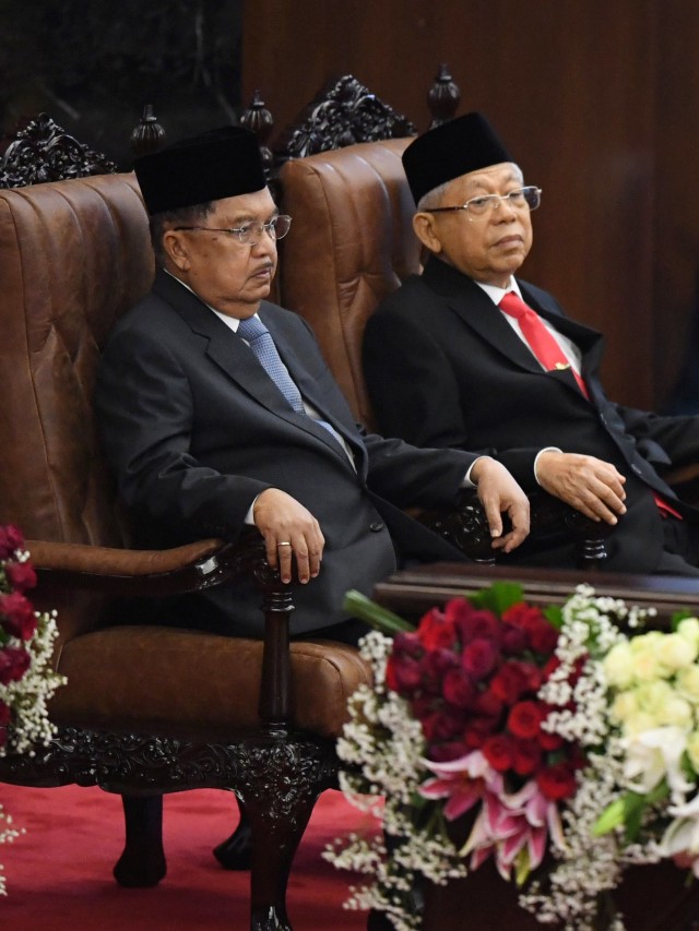 Wakil Presiden Jusuf Kalla (kiri) bersama Wakil Presiden terpilih Ma'ruf Amin bersiap mengikuti pelantikan di kompleks Parlemen, Senayan, Jakarta. Foto: ANTARA FOTO/Akbar Nugroho Gumay