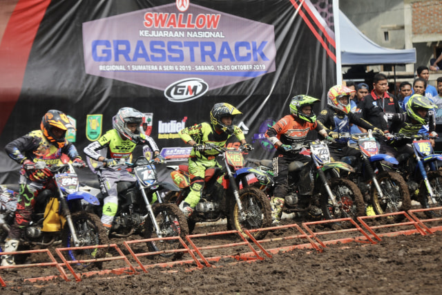 Foto: Aksi Pebalap Kejuaraan Nasional 'Grasstrack' di Sabang, Aceh (90086)