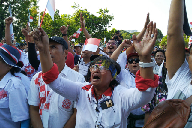 Relawan Jokowi terharu lihat pelantikan Presiden-Wapres RI. Foto: Fachrul Irwinsyah/kumparan