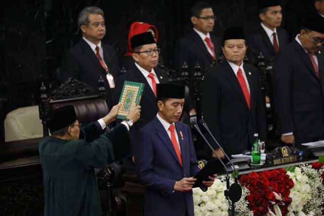 Presiden Joko Widodo membacakan sumpah saat pelantikan Presiden dan Wakil Presiden di Kompleks Parlemen, Senayan, Jakarta, Minggu (20/10).  Foto: Jamal Ramadahan/kumparan 