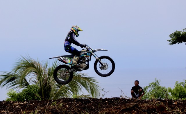 Foto: Aksi Pebalap Kejuaraan Nasional 'Grasstrack' di Sabang, Aceh (90087)