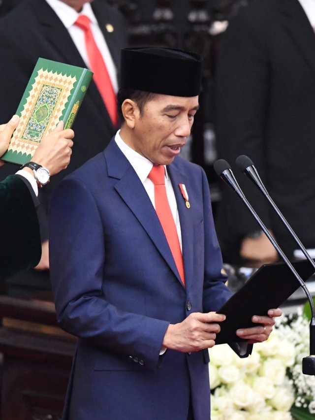 Presiden Joko Widodo mengucapkan sumpah saat dilantik menjadi presiden periode 2019-2024 di kompleks Parlemen, Senayan, Jakarta, Minggu (20/10).  Foto: ANTARA FOTO/Akbar Nugroho Gumay