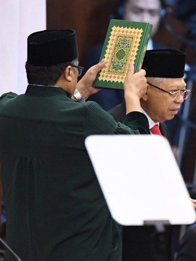 Wakil Presiden terpilih Ma'ruf Amin mengucapkan sumpah saat dilantik menjadi wakil presiden di kompleks Parlemen, Senayan, Jakarta, Minggu (20/10). Foto: ANTARA FOTO/Akbar Nugroho Gumay