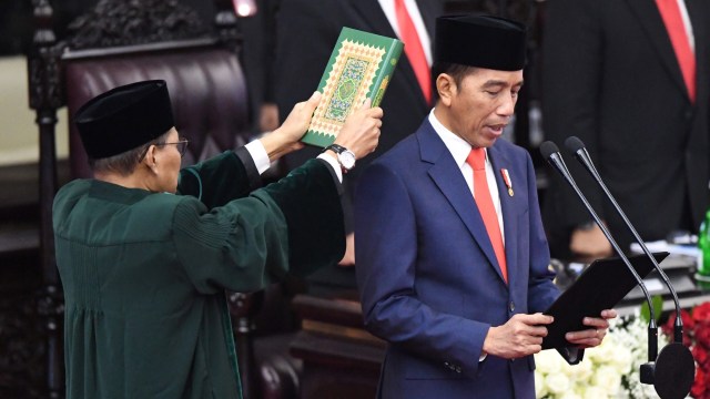 Presiden Joko Widodo mengucapkan sumpah saat dilantik menjadi presiden periode 2019-2024 di kompleks Parlemen, Senayan, Jakarta.  Foto: ANTARA FOTO/Akbar Nugroho Gumay
