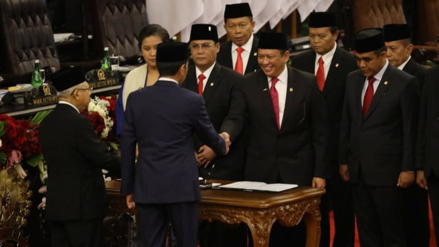 Presiden Joko Widodo berjabat tangan dengan Pimpinan MPR RI usai menadatangani berita acara saat pelantikan di Kompleks Parlemen, Senayan, Jakarta. Foto: Jamal Ramadhan/kumparan 