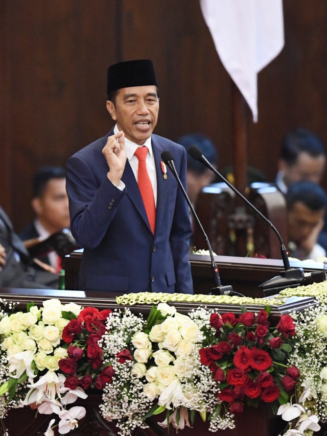 Presiden Joko Widodo memberikan pidato di Gedung Nusantara, kompleks Parlemen, Senayan, Jakarta, Minggu (20/10).  Foto: ANTARA FOTO/Akbar Nugroho Gumay