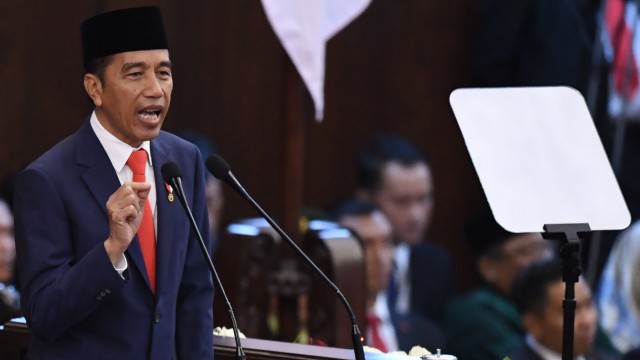 Presiden Joko Widodo memberikan pidato di Gedung Nusantara, kompleks Parlemen, Senayan, Jakarta, Minggu (20/10).  Foto: ANTARA FOTO/Akbar Nugroho Gumay