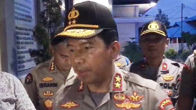 Kepala Kepolisian Daerah Sulawesi Utara, Irjen (Pol) Remigius Sigid Tri Hardjanto saat mengunjungi lokasi asrama papua yang terbakar di Kota Tomohon