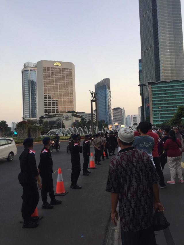 Masyarakat menunggu Jokowi melewati Bundaran HI. Foto: Muhammad Darisman/kumparan