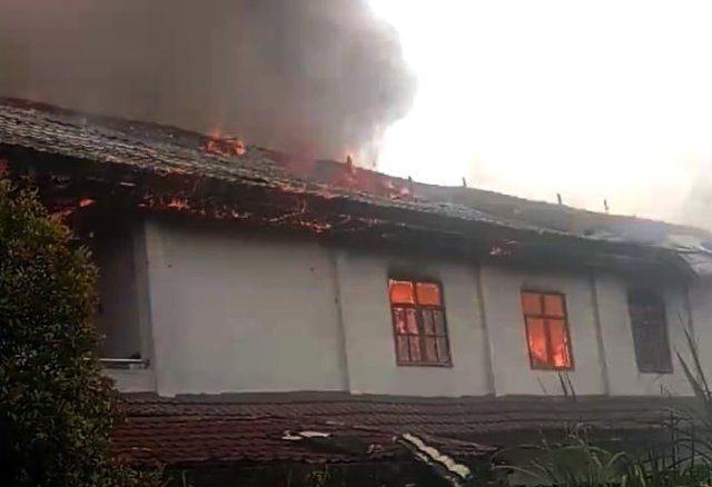 Asrama Mahasiswa Papua di Kota Tomohon, Sulawesi Utara terbakar Minggu (20/10) pagi. Kebakaran ini dipicu oleh keisengan mahasiswa asal Biak, Papua yang bermain api di dalam kamarnya