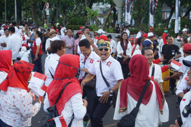 Relawan Jokowi mengikuti pesta rakyat di Taman Pandang Istana, Jakarta, Minggu (20/10/2019). Foto: Nugroho Sejati/kumparan