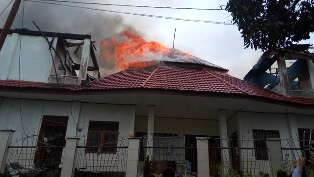 Gedung asrama mahasiswa Papua di Kota Tomohon, Sulawesi Utara yang terbakar, Minggu (20/10) 